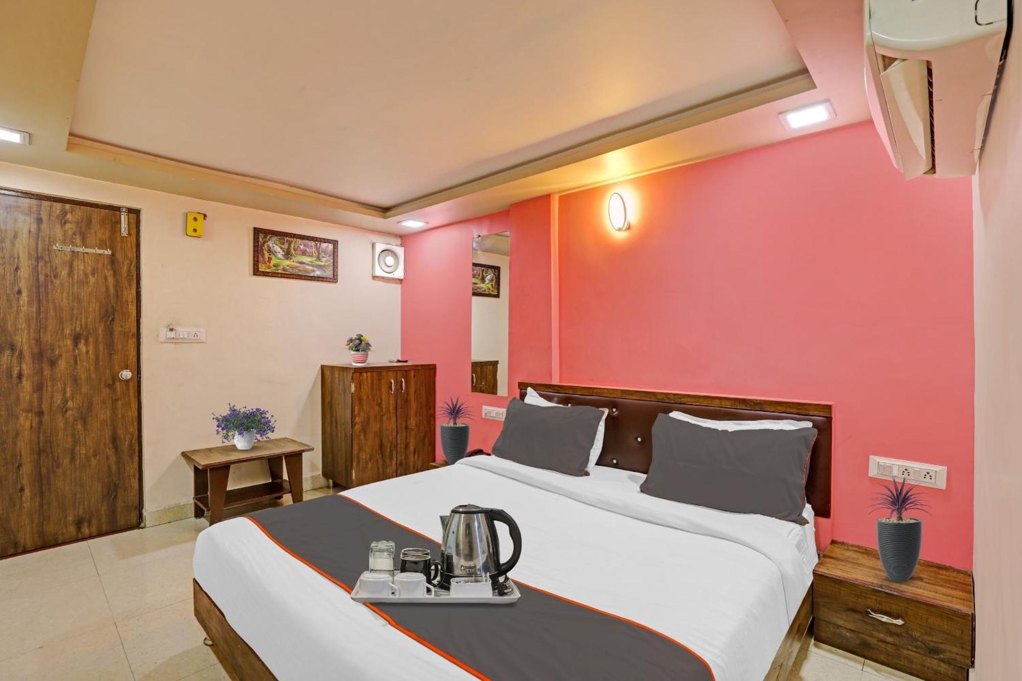 Hotel O Royal Ahmedabad Eksteriør billede