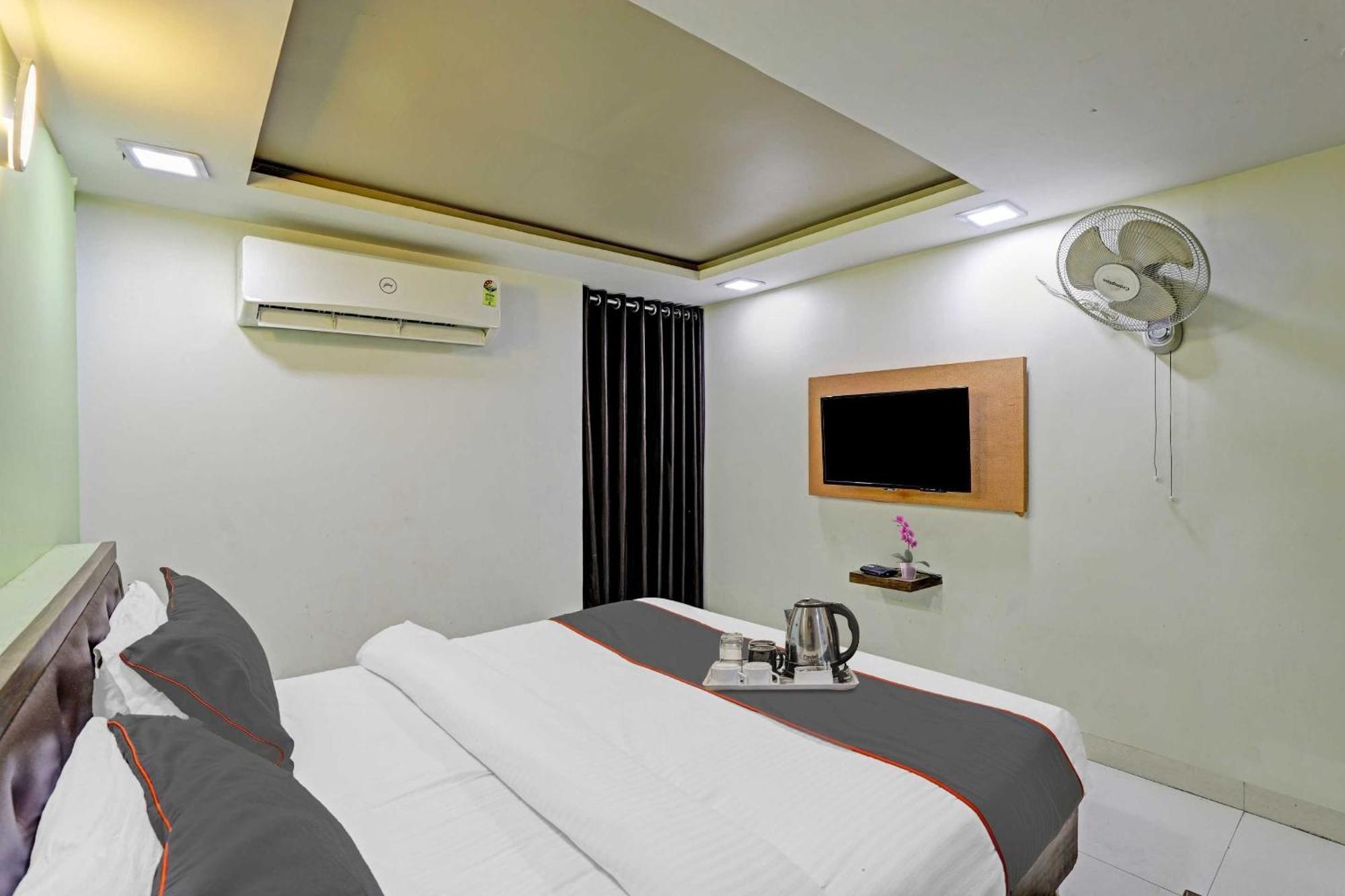 Hotel O Royal Ahmedabad Eksteriør billede