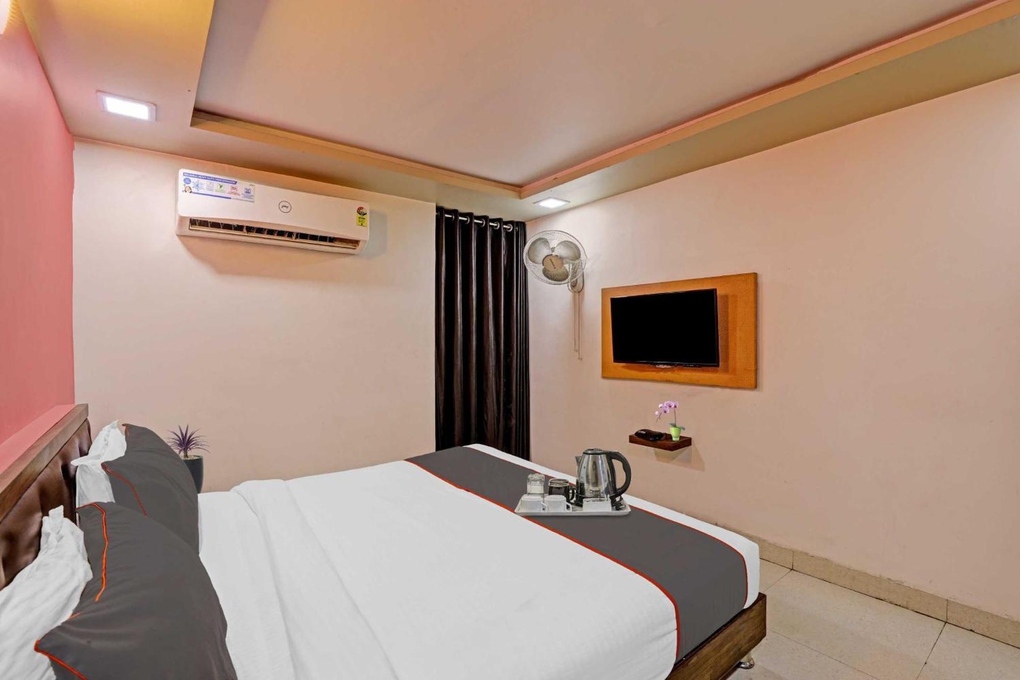 Hotel O Royal Ahmedabad Eksteriør billede