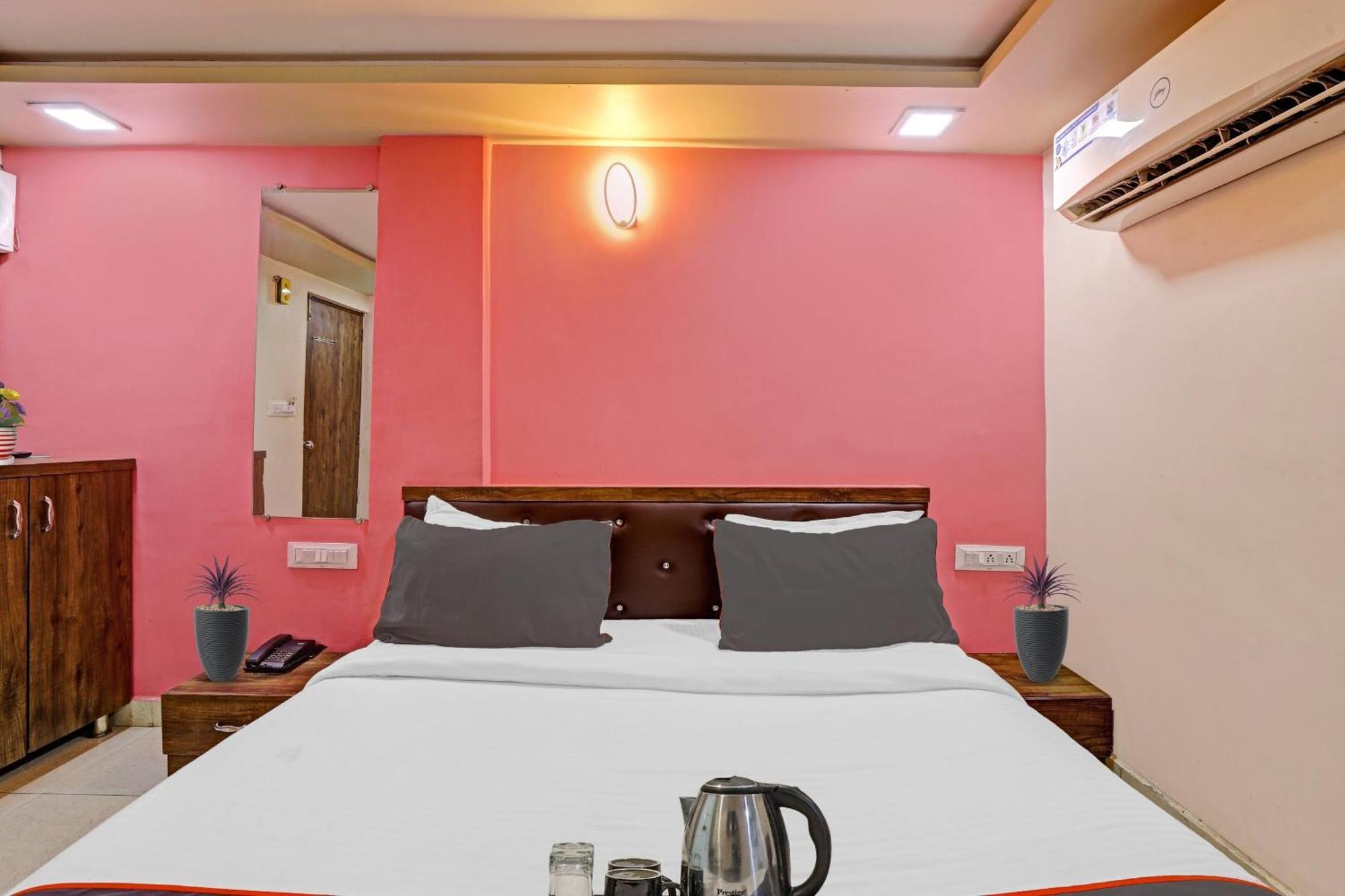 Hotel O Royal Ahmedabad Eksteriør billede