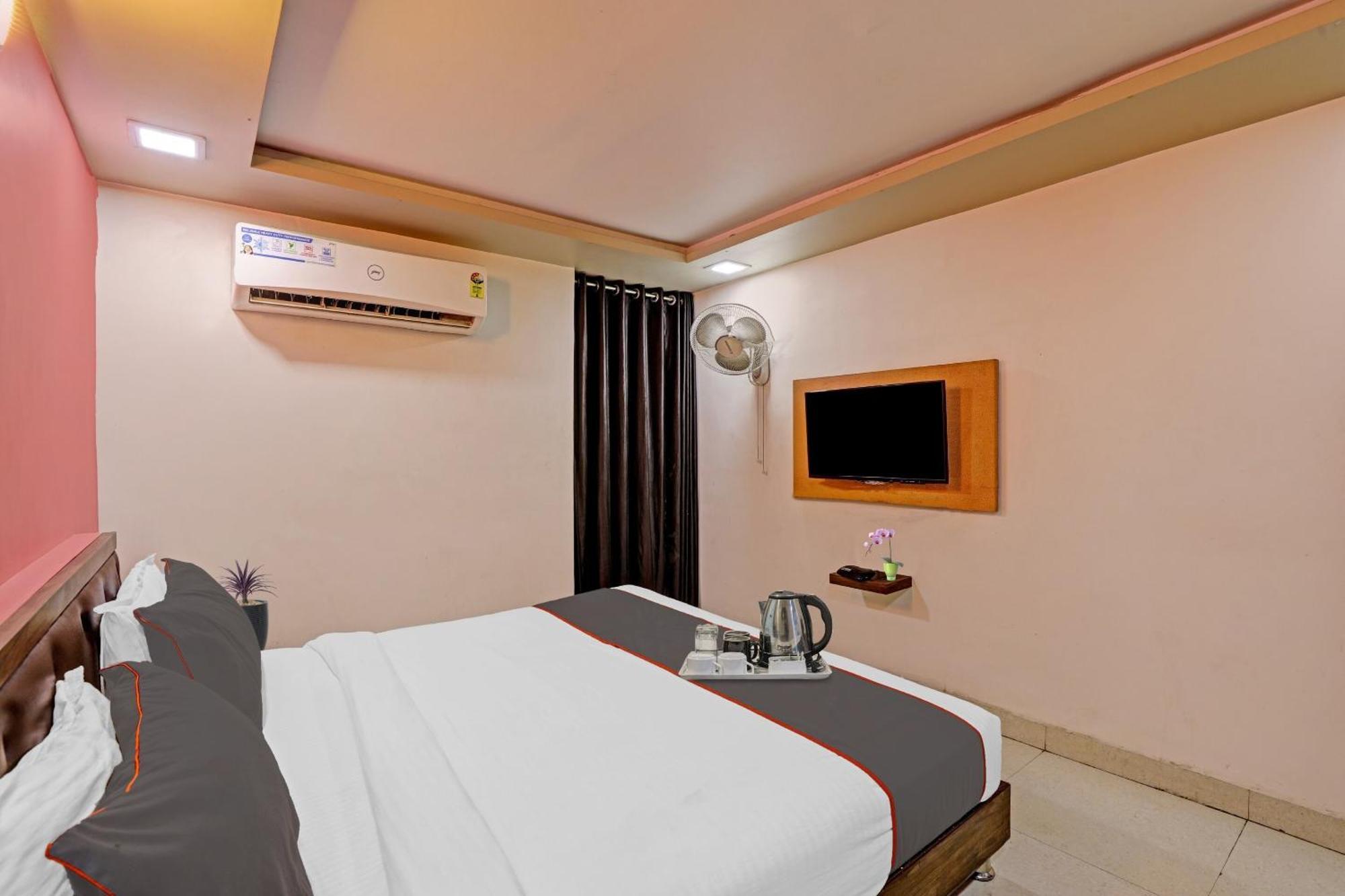 Hotel O Royal Ahmedabad Eksteriør billede