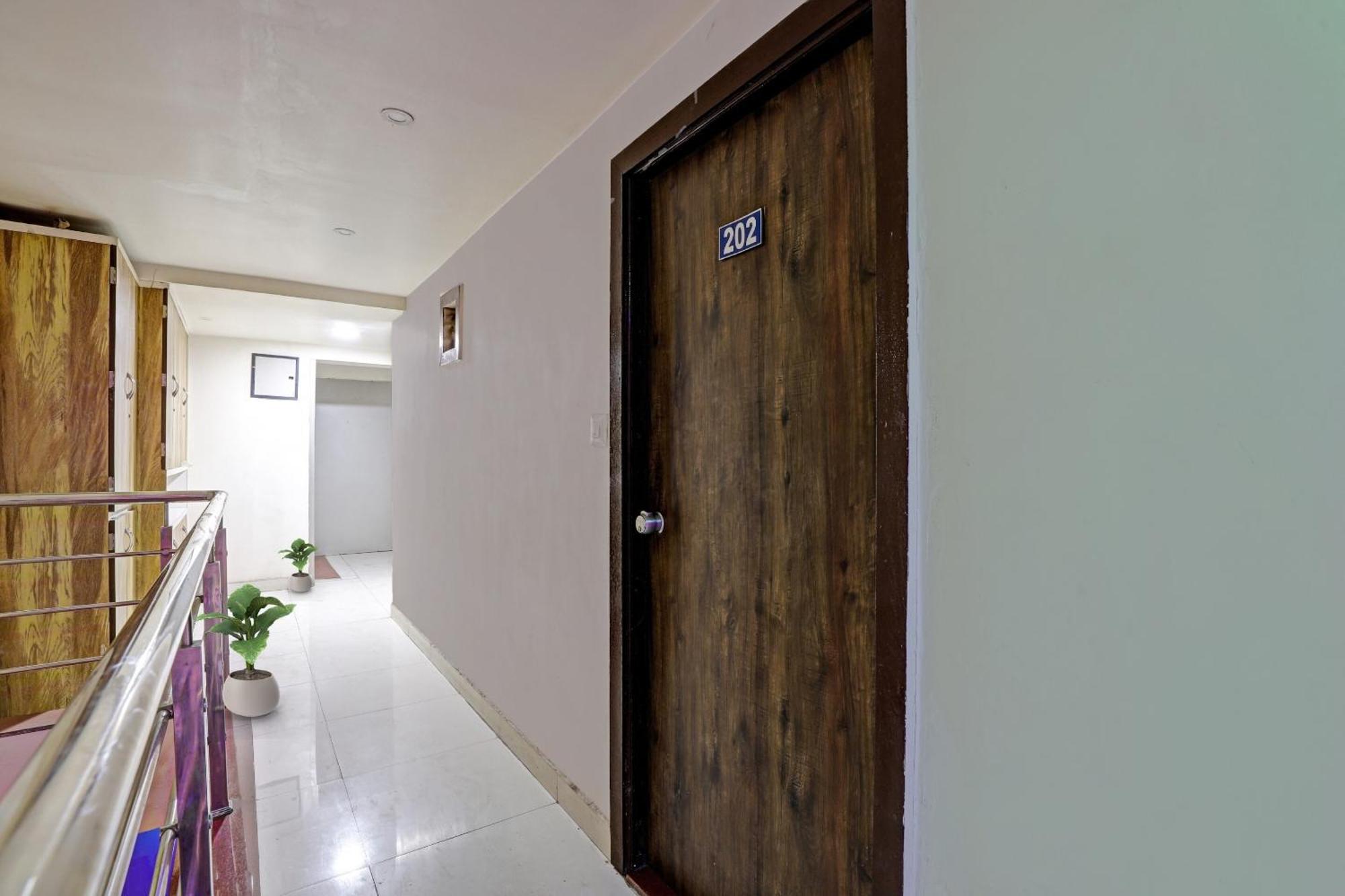 Hotel O Royal Ahmedabad Eksteriør billede