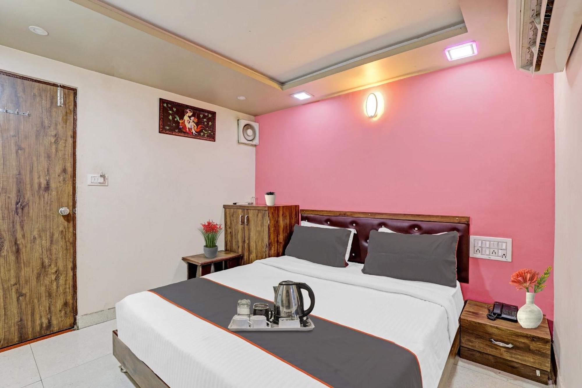 Hotel O Royal Ahmedabad Eksteriør billede